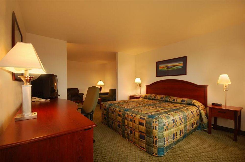 Crossings By Grandstay Inn & Suites Becker Екстериор снимка